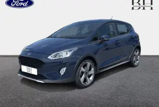 Ford Fiesta bleu Abysse vue 3/4 avant droit, avec jantes alliage et feux LED distinctifs.