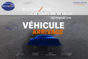 Voiture Renault Rafale E-Tech hybride noire sous une housse bleue, vue de face en extérieur sur sol bitumé.
