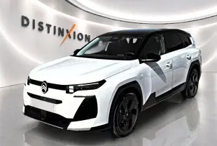 Vue 3/4 avant d'un Citroën C5 Aircross blanc à toit noir, avec jantes alliage noires et calandre distinctive.
