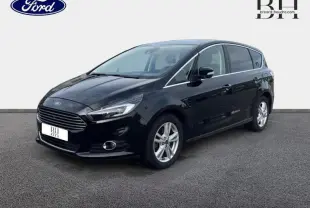 Ford S-MAX noir Mica Shadow vue 3/4 avant droit, mettant en valeur sa calandre chromée et ses phares LED dynamiques.