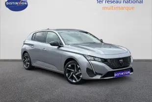 Peugeot 308 gris Artense vue 3/4 avant droit, avec calandre noire et jantes alliage distinctives.