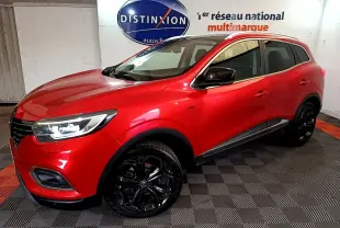 Renault Kadjar SL Black Edition rouge, vue 3/4 avant droit, jantes noires et rétroviseurs noirs brillants.