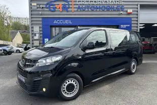 Opel Vivaro Combi noir en 3/4 avant droit, garé devant un garage Gregory Marie Automobiles.