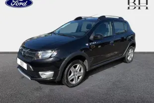 Dacia Sandero Stepway noir nacré vue 3/4 avant droit avec barres de toit et jantes alliage.