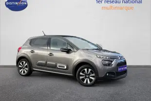 Citroën C3 2023 gris Platinium vue 3/4 avant droit avec inserts noirs et protections latérales blanches.