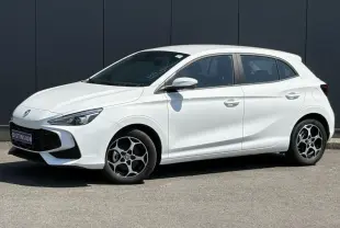 Vue latérale droite d'une MG3 1.5 Hybrid+ 195 Comfort blanche Dover avec jantes alliage noires et grises.