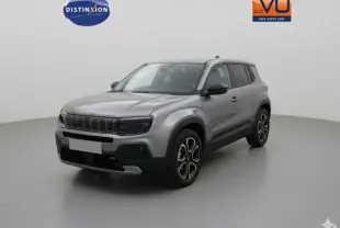 Jeep Avenger gris vue 3/4 avant droit, SUV compact avec calandre distinctive et jantes spécifiques Summit.