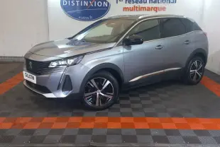 Peugeot 3008 gris clair en vue 3/4 avant droit, avec jantes noires et détails chromés sur les bas de caisse.