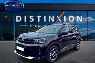Citroën C5 Aircross noir en 3/4 avant droit, avec jantes alu et toit noir brillant devant showroom Distinxion.
