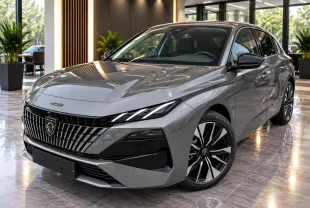 Vue 3/4 avant droite d'une Peugeot 408 gris sellenium avec calandre verticale distinctive et jantes noires et argentées.