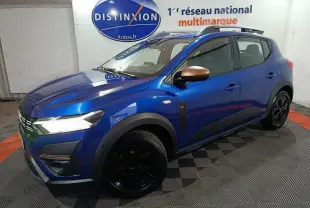 Vue 3/4 avant droite d'une Dacia Sandero Extreme+ TCe 110 bleu avec rétroviseurs bronze et jantes noires.