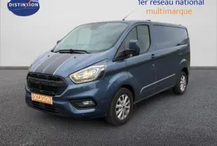 Vue 3/4 avant d'un Ford Transit Custom Fourgon bleu foncé avec jantes alliage et calandre noire distinctive.