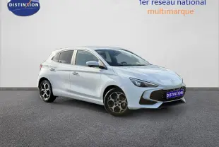 Vue 3/4 avant droite d'une MG3 blanche 2025 avec jantes alu et calandre noire distinctive.