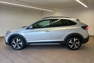 Profil côté gauche du Volkswagen Taigo 2025 en peinture métallisée Reflet d'argent avec jantes alliage Aberdeen 17 pouces.