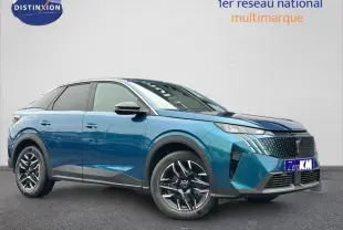Peugeot 3008 bleu 3/4 avant droit avec calandre noire et jantes alliage au design moderne