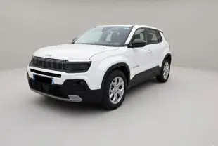 Jeep Avenger blanc en vue 3/4 avant droit, avec calandre noire et jantes alliage 17 pouces visibles.