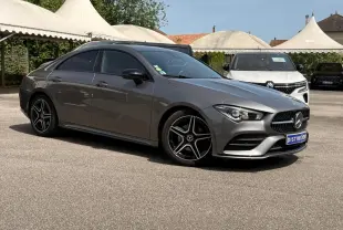 Mercedes Classe CLA 180 D AMG Line gris montagne vue 3/4 avant droit avec jantes étoile noires et vitres teintées.