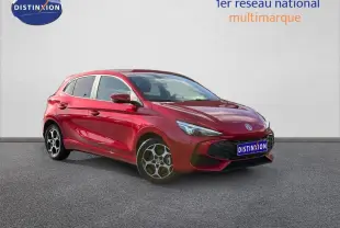 MG3 1.5 Hybrid+ 195ch Luxury en Diamond Red métallisé, vue 3/4 avant avec jantes alu distinctives.