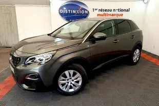 Peugeot 3008 gris foncé vue 3/4 avant droit, avec phares LED et jantes alliage en showroom.