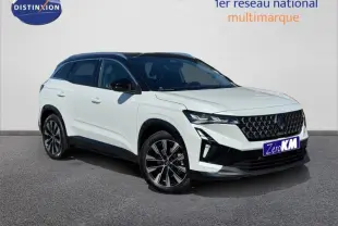 Renault Austral blanc nacré avec toit noir étoilé, vue 3/4 avant mettant en valeur la calandre distinctive.