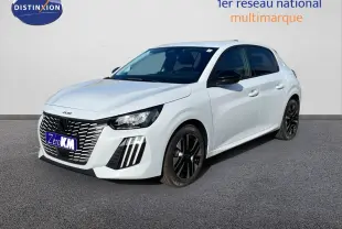 Peugeot 208 Hybrid blanc Okenite métal en 3/4 avant droit avec jantes noires et calandre distinctive.
