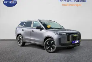 SUV JAECOO J5 Phantom Grey métal en 3/4 avant droit avec calandre verticale et jantes alu distinctives.