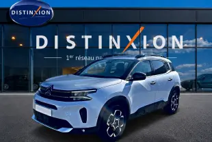 Citroën C5 Aircross blanc vue 3/4 avant droit, avec barres de toit et jantes alu distinctives.