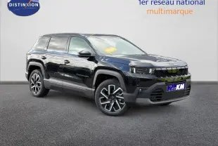 Jeep Compass 2026 Vulcano en 3/4 avant droit, avec jantes alu distinctives et calandre noire marquée.