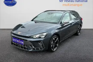 Vue 3/4 avant droite d'une CUPRA LEON ST gris magnétique avec jantes alliage et calandre marquée.
