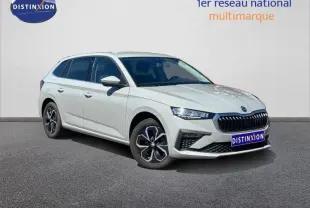 Vue 3/4 avant droit d'une Skoda Scala blanche avec calandre noire et jantes alliage distinctives.