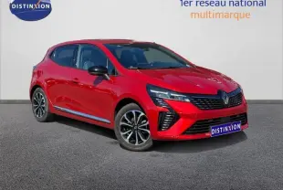 Renault Clio 1.0 Eco-G 100ch Techno rouge vue 3/4 avant, avec jantes alliage et détails noirs sur les rétroviseurs.