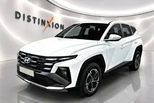 Hyundai Tucson 1.6 T-GDI hybride blanc en 3/4 avant droit, avec calandre noire et jantes alliage 17 pouces.