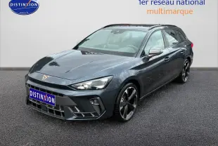 Vue 3/4 avant droit d'une CUPRA LEON ST gris magnétique avec jantes alu noires et toit ouvrant panoramique.