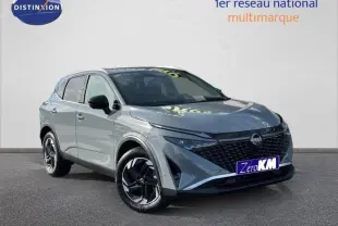 Vue 3/4 avant du Nissan Qashqai Hybrid e-POWER 205ch N-Connecta gris Argile avec calandre noire et jantes noires distinctives.
