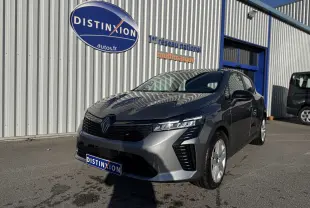 Renault Clio V gris schiste vue 3/4 avant droit, avec calandre noire et feux LED Pure Vision visibles.