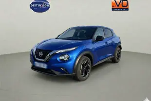 Nissan Juke 2024 bleu clair en 3/4 avant droit avec jantes alliage noires de 17 pouces.