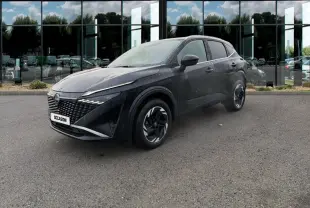 Nissan Qashqai noir en 3/4 avant droit, avec calandre moderne et jantes au design géométrique.