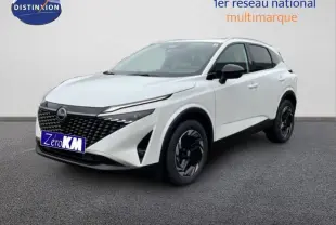 Nissan Qashqai blanc en 3/4 avant droit, avec calandre noire et jantes aluminium noires distinctives.