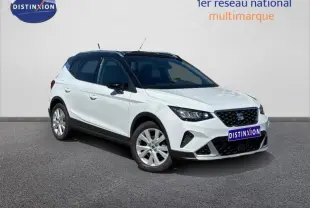 SEAT Arona blanc Nevada avec toit noir, vue 3/4 avant droit, jantes alu et calandre noire distinctive.