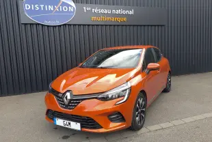 Renault Clio V E-Tech orange en 3/4 avant droit, avec calandre noire et jantes alliage bicolores.