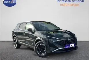 Nissan Qashqai Hybrid e-POWER 2025 en noir Kuro métallisé, vue 3/4 avant avec calandre et jantes distinctives.