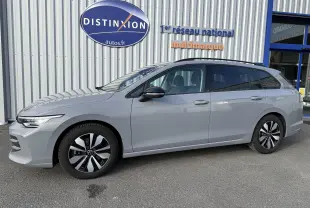 Vue de profil côté gauche d'une Volkswagen Golf SW gris lunaire 2025, avec jantes modernes et vitres teintées.