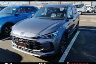 MG ZS 1.5L Hybrid+ Luxury gris clair, vue 3/4 avant droit, avec calandre noire et phares LED distinctifs.