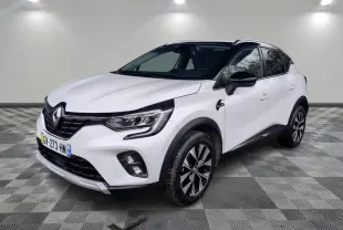 Renault Captur blanc vue 3/4 avant droit avec toit noir et jantes alliage 18 pouces Pasadena diamantées.