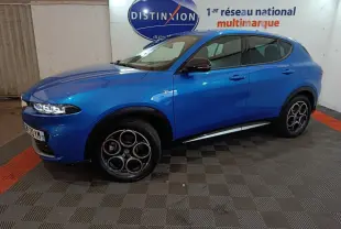 Vue de profil côté gauche d'un Alfa Romeo Tonale bleu 2023 avec jantes distinctives et rétroviseurs noirs.