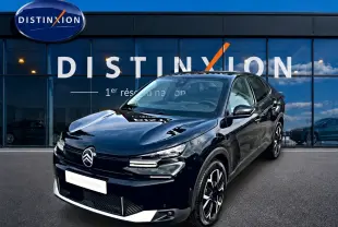 Citroën C4 X noir vue 3/4 avant droit, avec jantes alu et signature lumineuse LED distinctive.