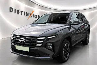 Hyundai Tucson 2026 gris ecotronique en 3/4 avant, avec calandre noire et jantes alliage 17 pouces design moderne.
