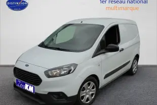 Fourgon Ford Transit Courier blanc glacier vu en 3/4 avant droit, avec calandre noire et jantes acier.