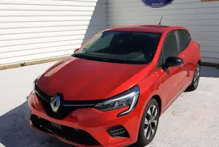 Renault Clio V DCI 100ch Evolution rouge vue 3/4 avant droit, avec phares LED et jantes alliage bicolores.
