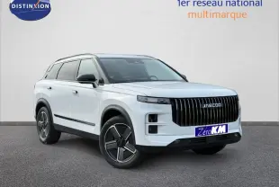 SUV JAECOO J7 blanc vu en 3/4 avant droit avec calandre verticale noire et jantes alu distinctives.